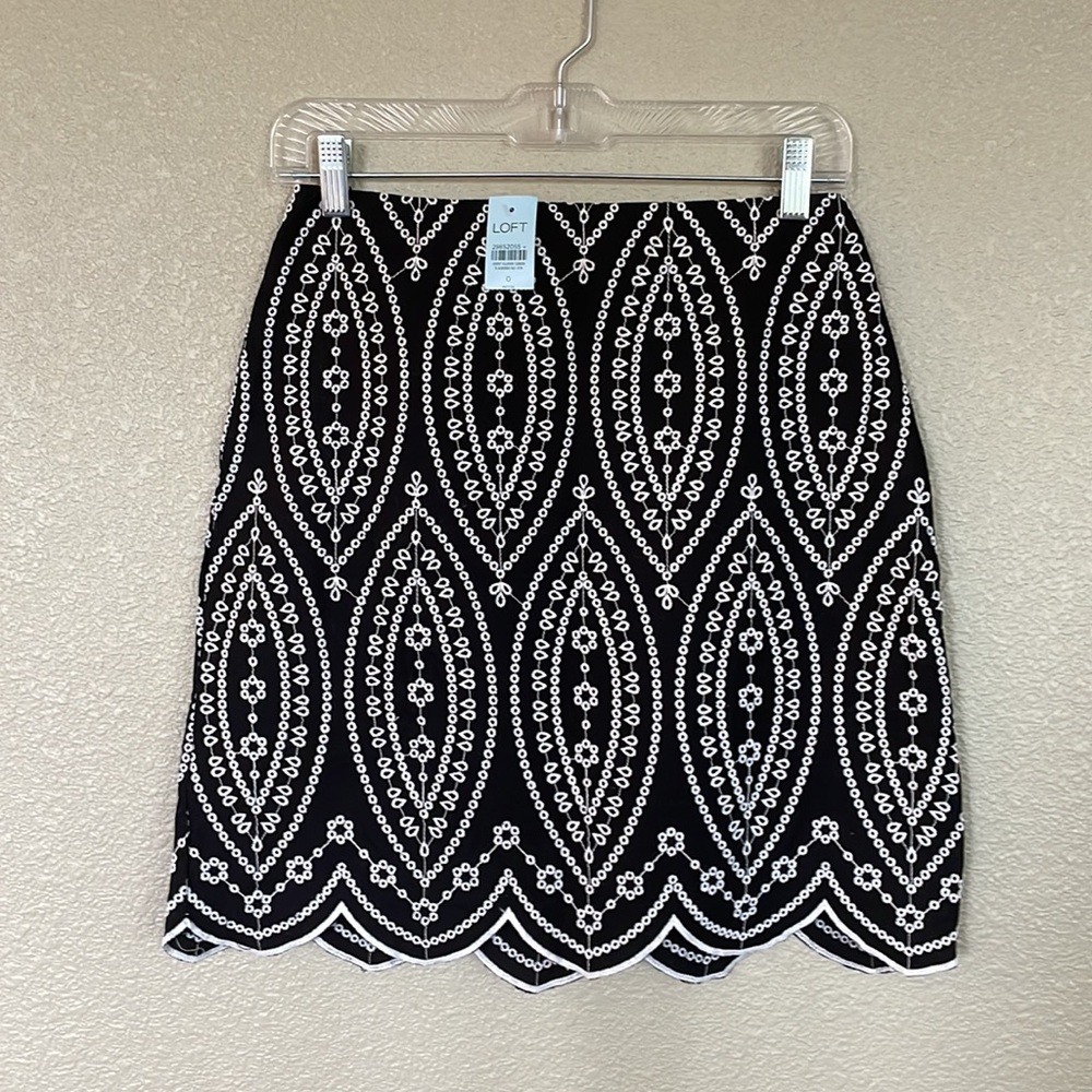 Beautifully stitched mini skirt